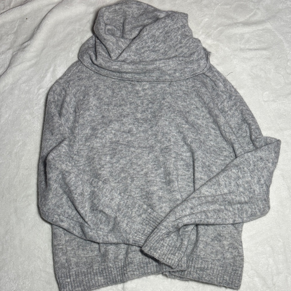 H&M Gray Crew Neck Sweater